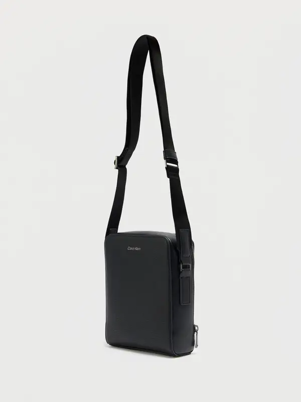 Calvin Klein Calvin Klein Torba za čez ramo 'Emblem Hardware Zip-around'  črna
