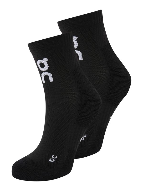 On On Športne nogavice 'Core Run'  črna / bela