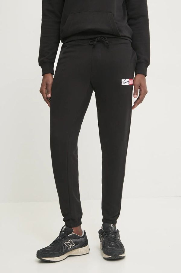 Tommy Jeans Bombažen spodnji del trenirke Tommy Jeans črna barva, DM0DM20277