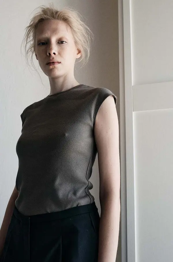 Muuv. Bombažen top MUUV. TETE