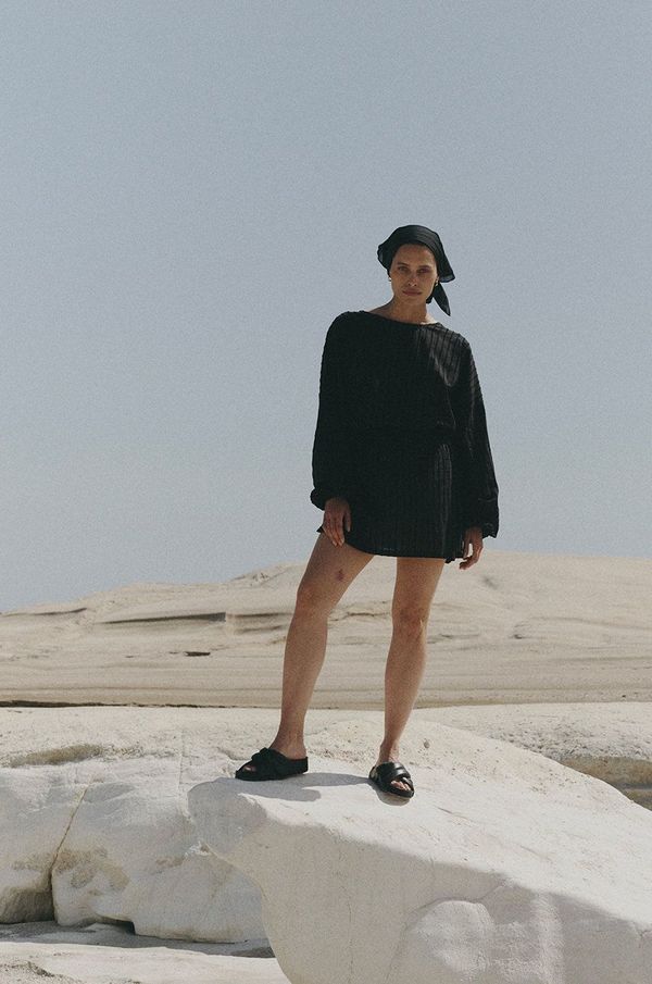 Muuv. Bombažna obleka MUUV. Aje črna barva