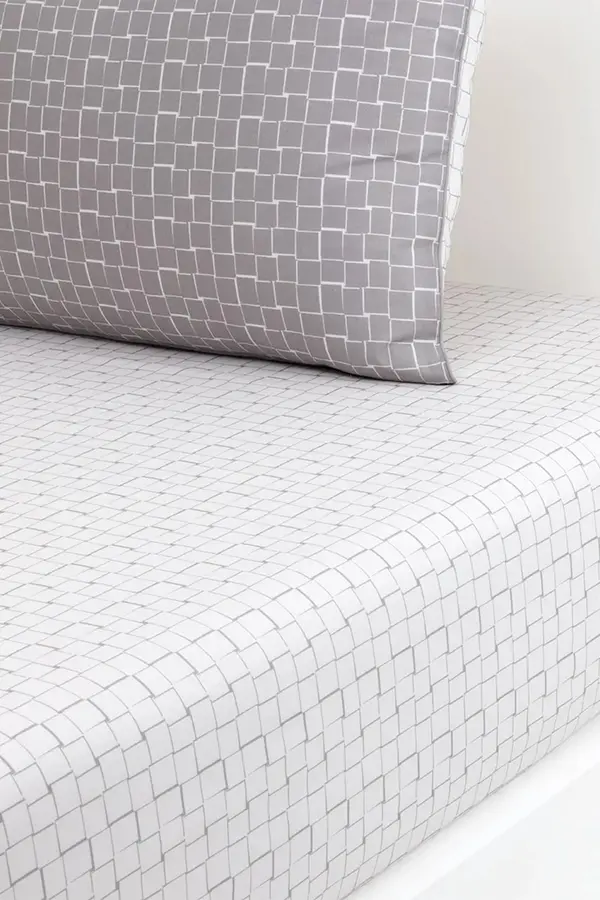 Lacoste Bombažna rjuha z elastiko Lacoste L BLOCK Greige 140 x 200 cm