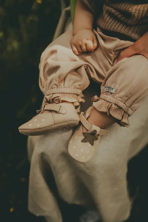 Donsje Čevlji iz semiša za dojenčka Donsje Nanoe Shoes Strawberry