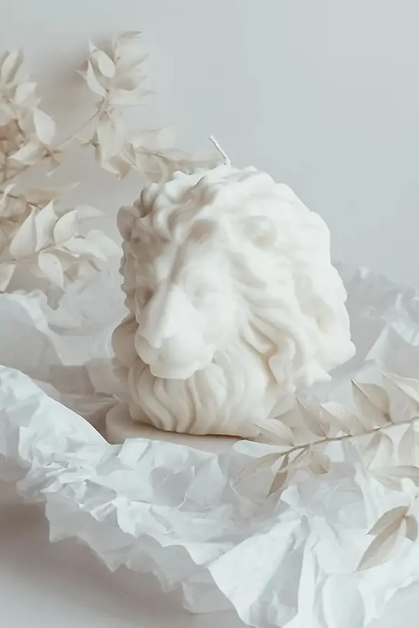 Temida Dekorativna sveča Temida Lion 515 g