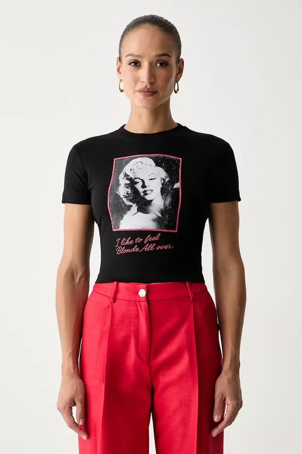 Guess Guess crop top ženski z viskozo MARILYN MONROE