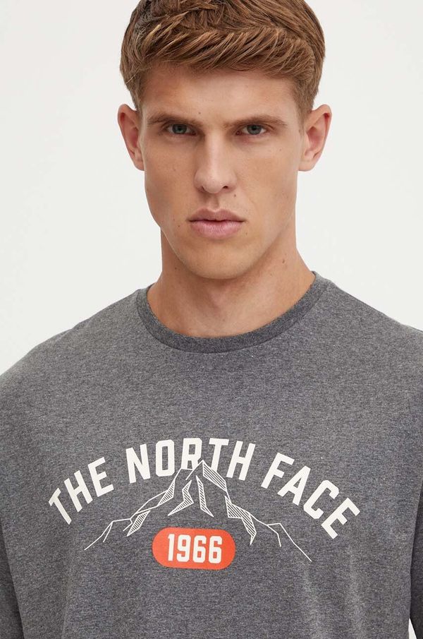 The North Face Kratka majica The North Face Tee Varsity Graphic moška, siva barva, NF0A89DGDYY1