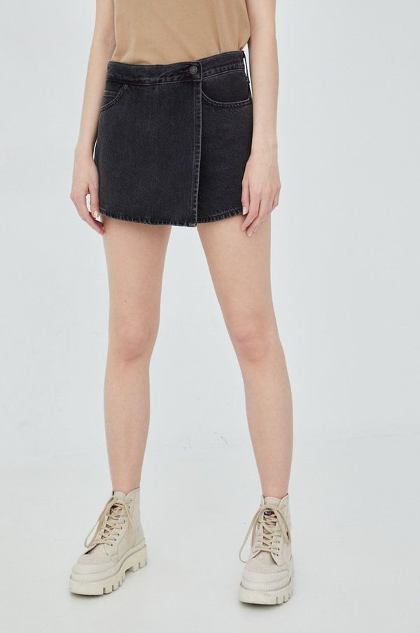 Levi's Kratke hlače iz jeansa Levi's žensko, črna barva,