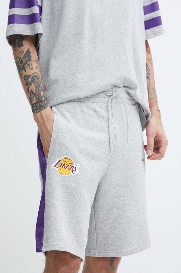 New Era Kratke hlače New Era moške, siva barva, LOS ANGELES LAKERS