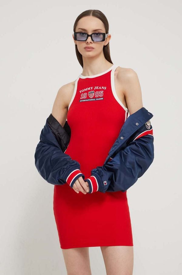 Tommy Jeans Obleka Tommy Jeans Archive Games rdeča barva