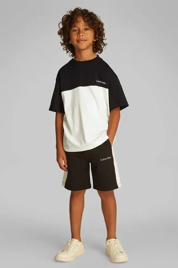 Calvin Klein Jeans Otroška bombažna kratka majica Calvin Klein Jeans črna barva, IB0IB02450