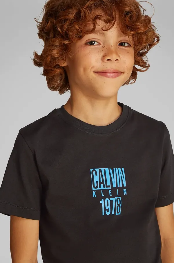 Calvin Klein Jeans Otroška bombažna kratka majica Calvin Klein Jeans črna barva, IB0IB02456
