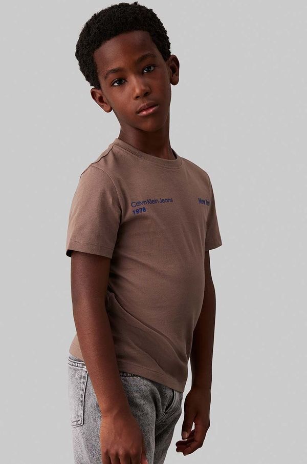 Calvin Klein Jeans Otroška bombažna kratka majica Calvin Klein Jeans rjava barva, IB0IB02236