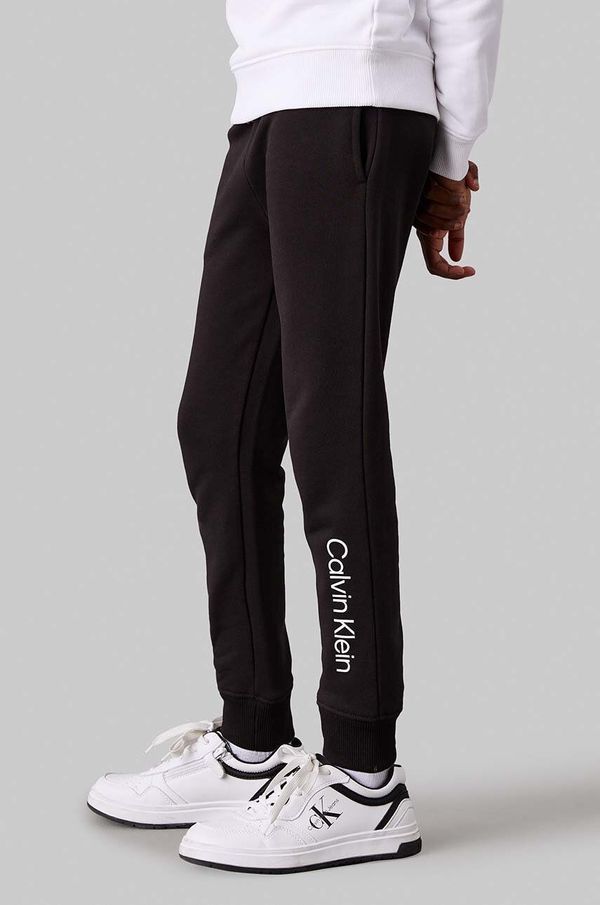 Calvin Klein Jeans Otroška bombažna trenirka Calvin Klein Jeans REGULAR JOGGER črna barva, IU0IU00681