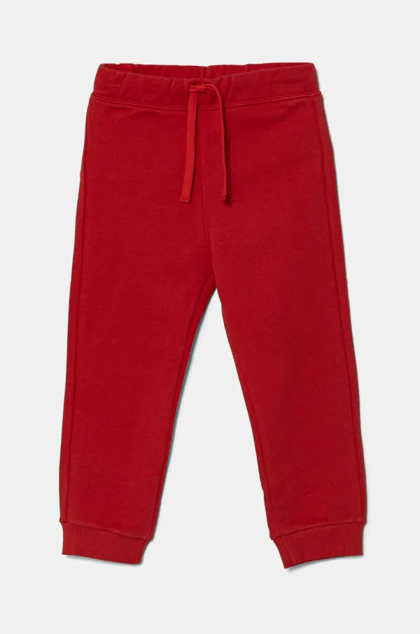 United Colors of Benetton Otroška bombažna trenirka United Colors of Benetton rdeča barva, 3J68GF027