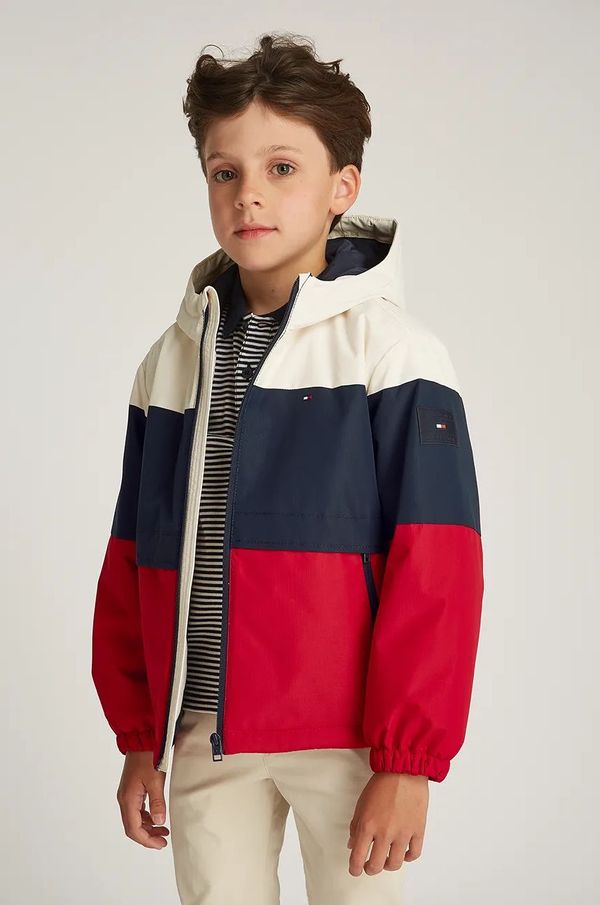 Tommy Hilfiger Otroška jakna Tommy Hilfiger rdeča barva, KB0KB09365