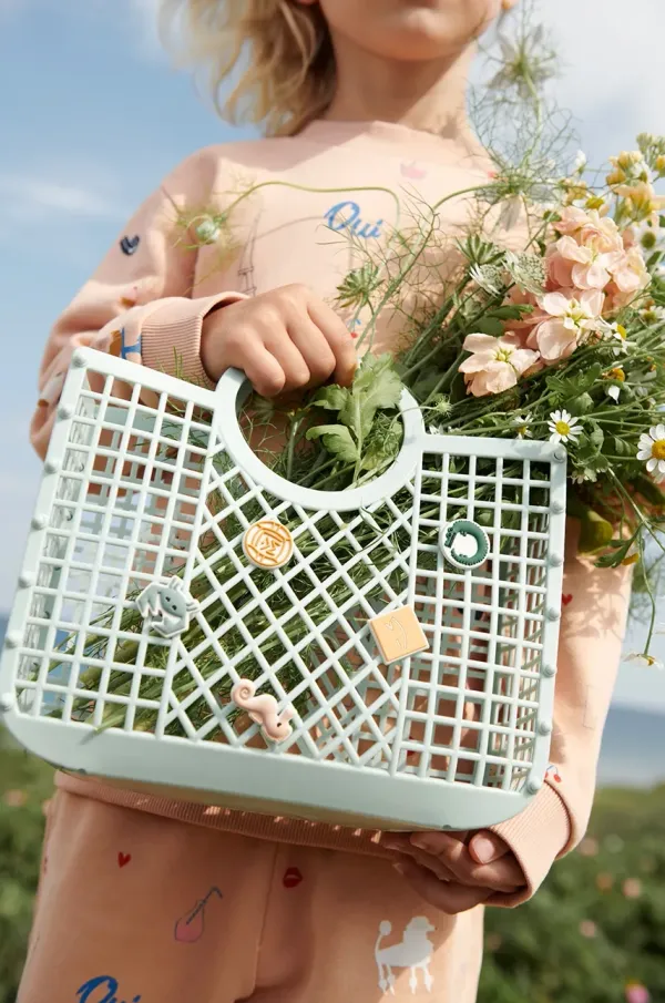 Liewood Otroška torbica Liewood Samantha Basket With Charms zelena barva, LW19904