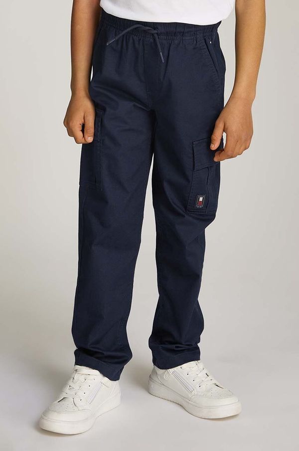 Tommy Hilfiger Otroške bombažne hlače Tommy Hilfiger CARGO PULL ON COTTON PANTS mornarsko modra barva, KB0KB09243