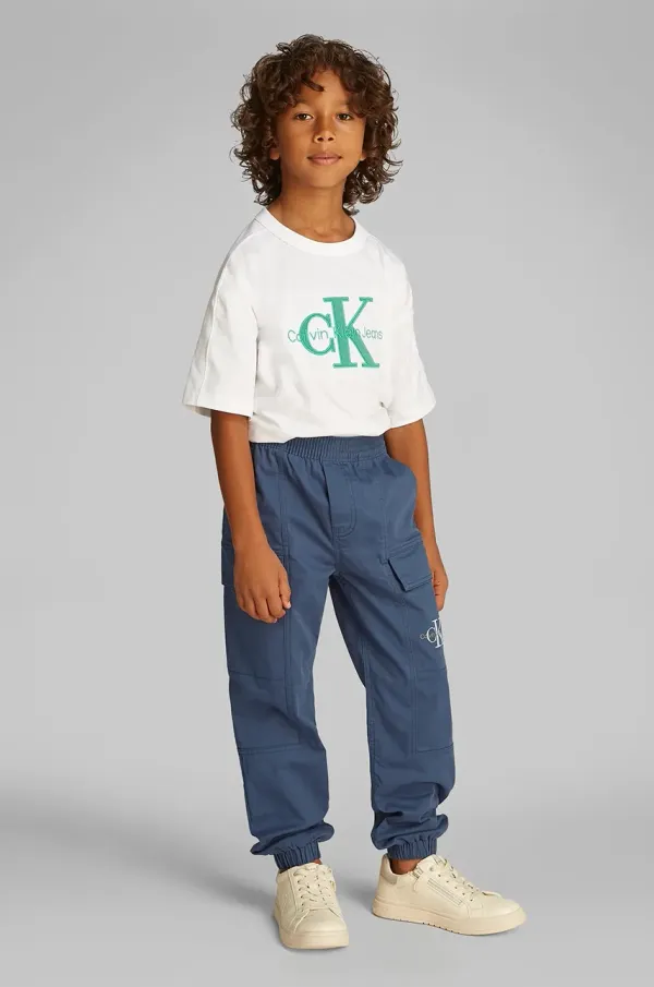 Calvin Klein Jeans Otroške hlače Calvin Klein Jeans ESSENTIAL WOVEN CARGO mornarsko modra barva, IB0IB02270