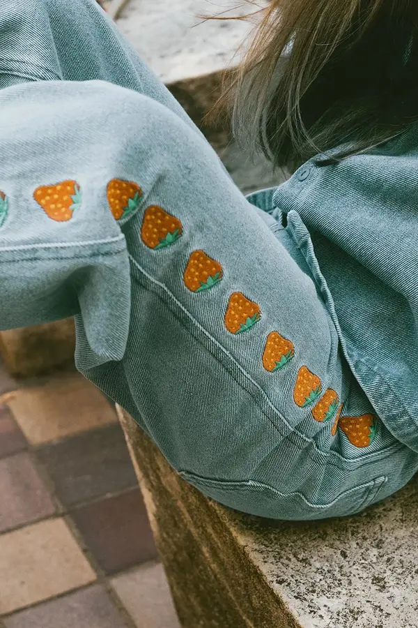 Tinycottons Otroške kavbojke Tinycottons STRAWBERRIES EMBROIDERED JEANS
