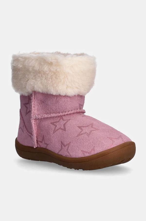 Ugg Otroške snežke iz semiša UGG SAMMEE IRIDESCENSTARS roza barva, 1157633T