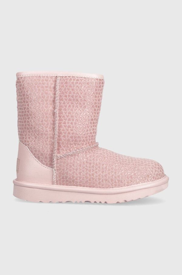 Ugg Otroške usnjene snežke UGG KIDS CLASSIC IIEL HEARTS roza barva