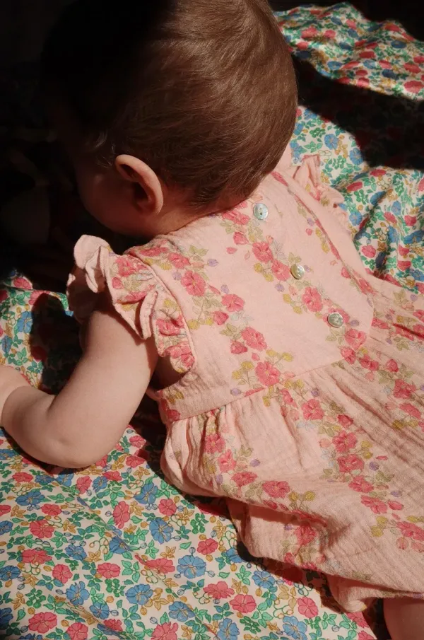 Konges Sløjd Otroški bombažni romper Konges Sløjd COCO FRILL ROMPER GOTS KS102275