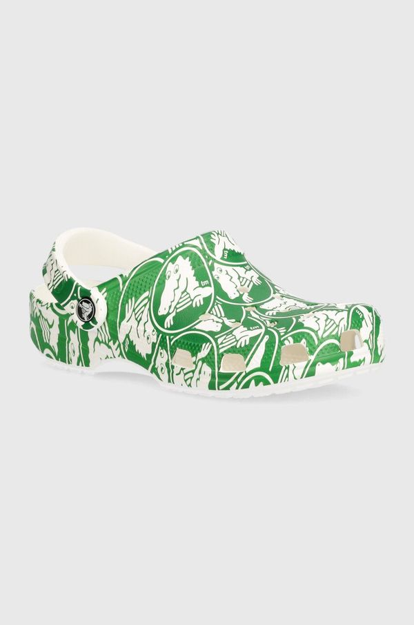 Crocs Otroški natikači Crocs Classic Duke Print Clog zelena barva