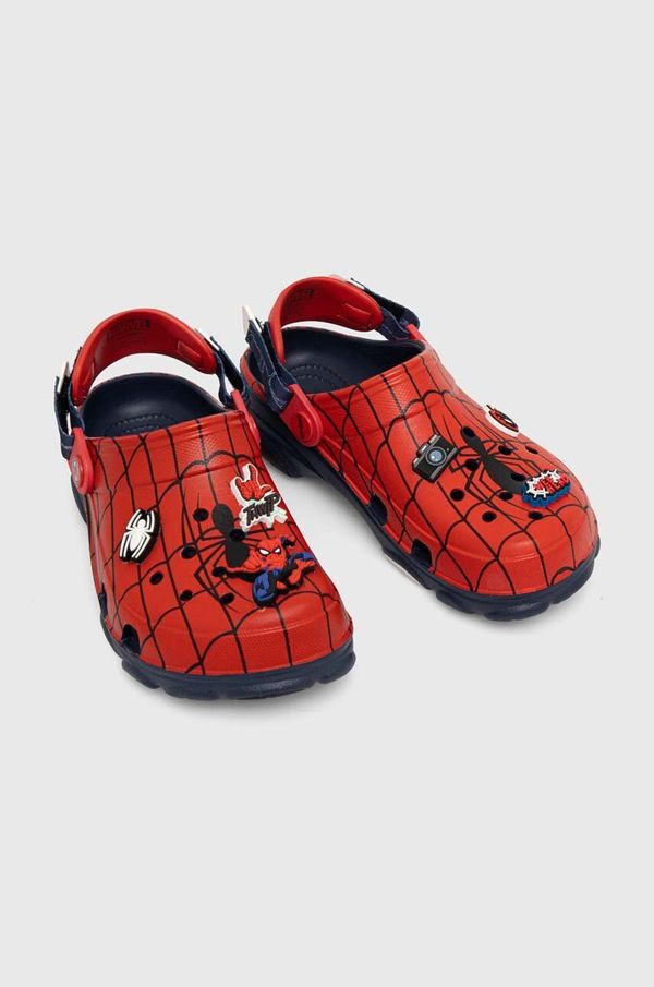 Crocs Otroški natikači Crocs TEAM SPIDERMAN ALLERAIN CLOG rdeča barva