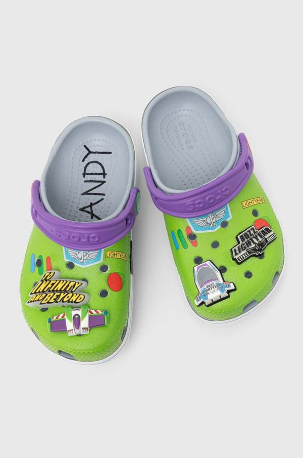 Crocs Otroški natikači Crocs TOY STORY BUZZ CLASSIC CLOG zelena barva