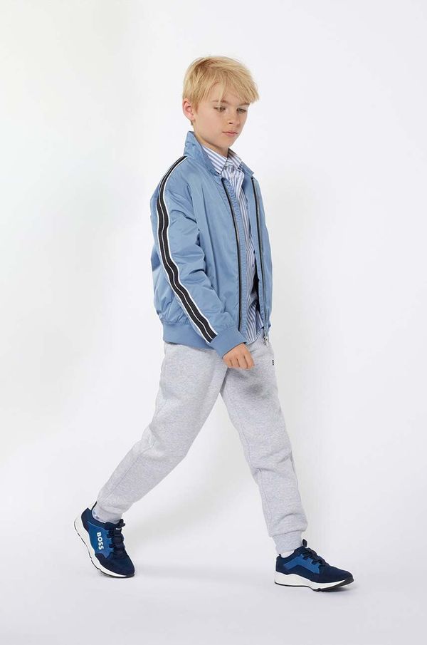 BOSS Otroški spodnji del trenirke BOSS siva barva, J51153