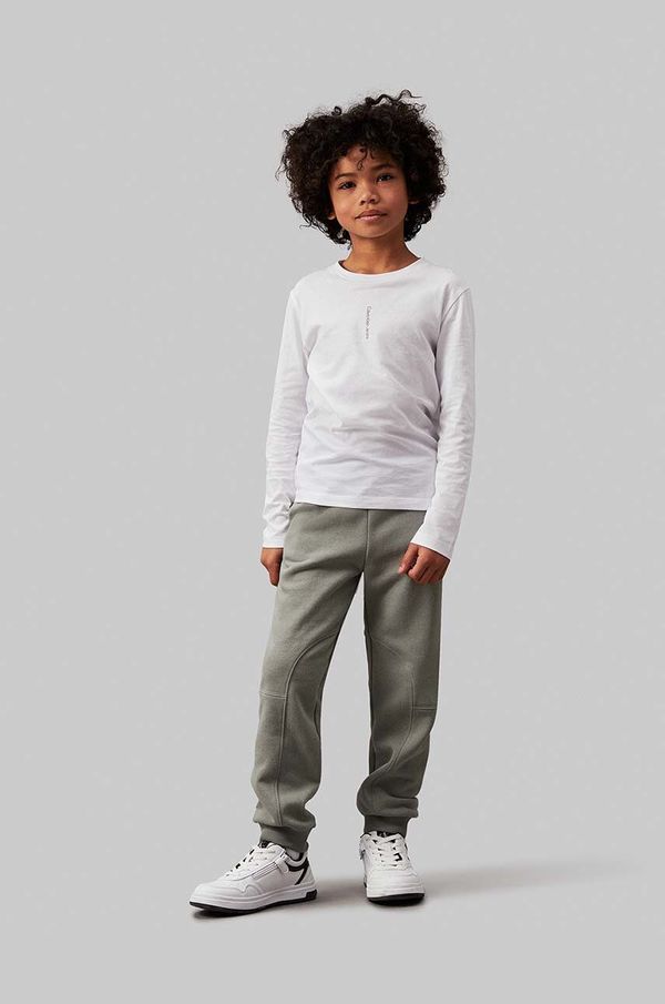 Calvin Klein Jeans Otroški spodnji del trenirke Calvin Klein Jeans FLEECE JOGGER zelena barva, IB0IB02123