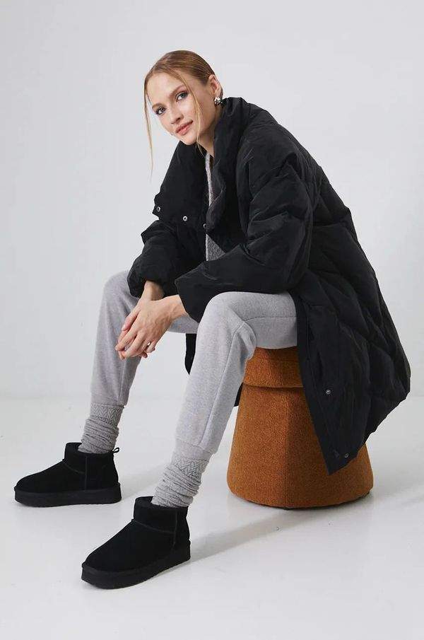 Medicine Puhovka Medicine ženska, črna barva