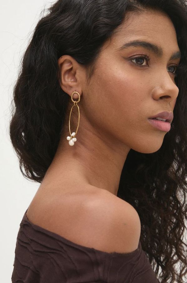 Answear Lab Ročno izdelani uhani, pozlačeni, z gojenim biserom Answear Lab