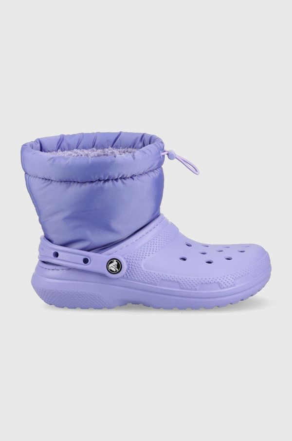 Crocs Snežke Crocs Classic Lined Neo Puff Boot vijolična barva