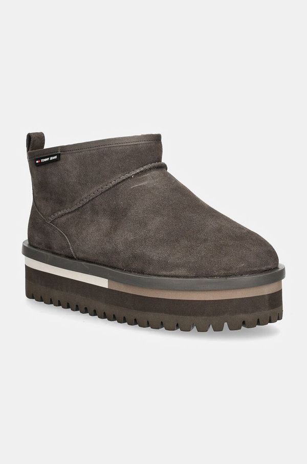 Tommy Jeans Snežke iz semiša Tommy Jeans TJW SUEDE FLATFORM BOOT WL siva barva, EN0EN02599