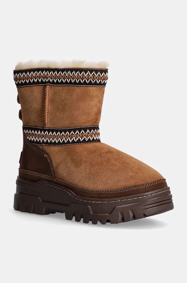 Ugg Snežke iz semiša UGG Classic Mini Trailgazer rjava barva, 1158322-CHE