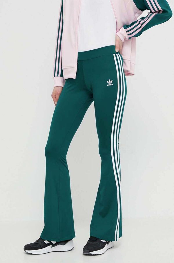 adidas Originals Spodnji del trenirke adidas Originals Flared zelena barva, IN6320