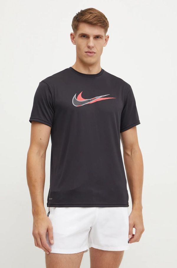 Nike Športna kratka majica Nike Stacked Swoosh črna barva, NESSE512