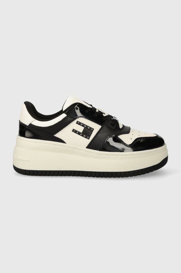 Tommy Jeans Superge Tommy Jeans TJW RETRO BASKET FLATFORM PATENT črna barva, EN0EN02523