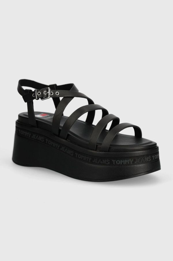 Tommy Jeans Usnjeni sandali Tommy Jeans TJW STRAPPY WEDGE SANDAL črna barva, EN0EN02516