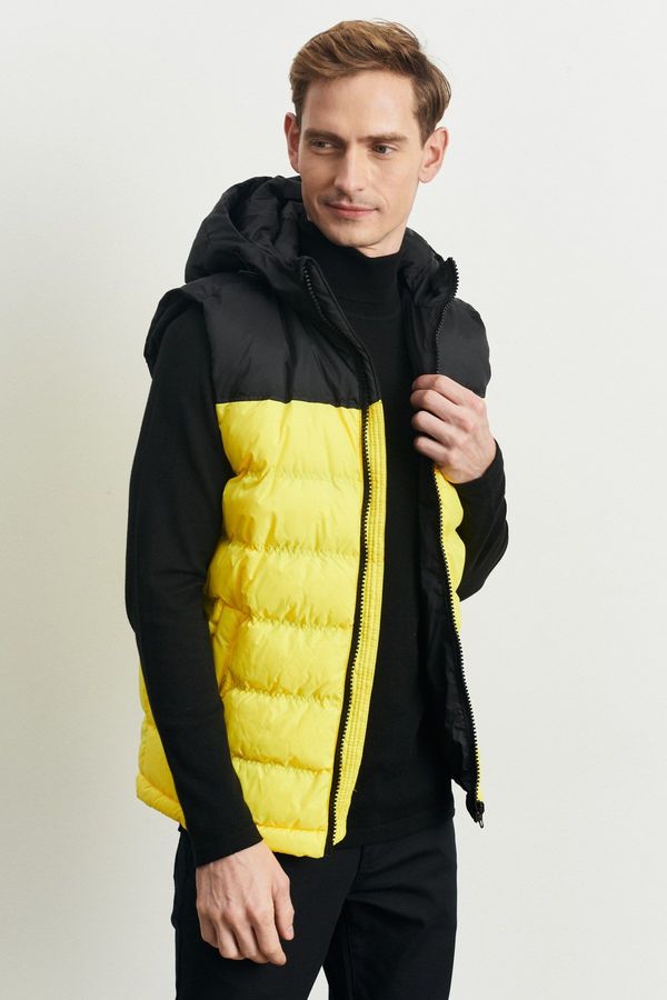 AC&Co / Altınyıldız Classics AC&Co / Altınyıldız Classics Men's Black-Yellow Standard Fit Normal Cut Hooded Inflatable Vest