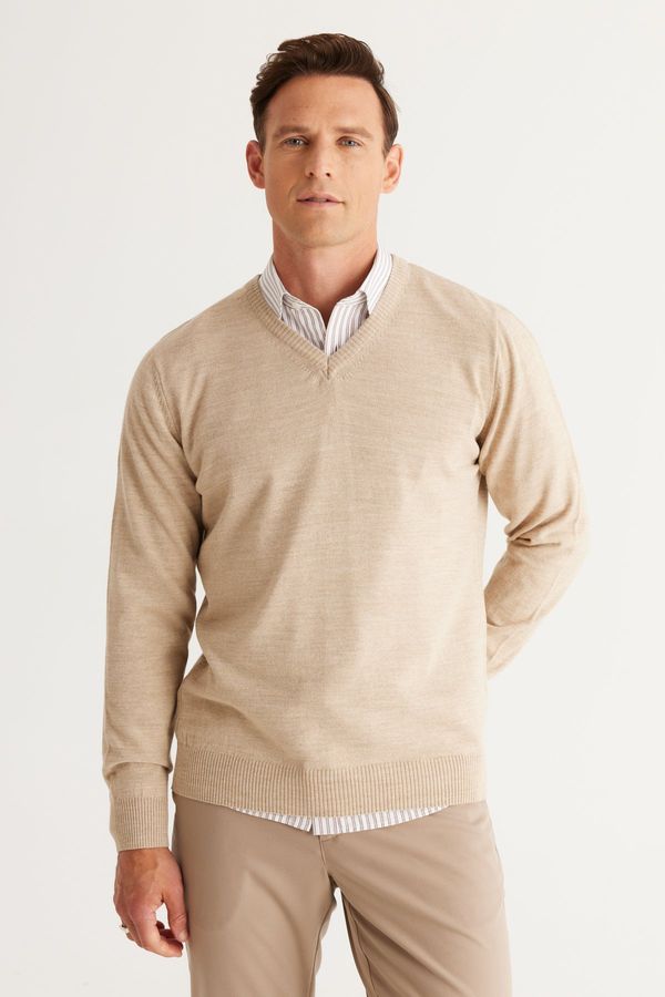 ALTINYILDIZ CLASSICS ALTINYILDIZ CLASSICS Men's Beige Standard Fit Normal Cut V-Neck Knitwear Sweater.