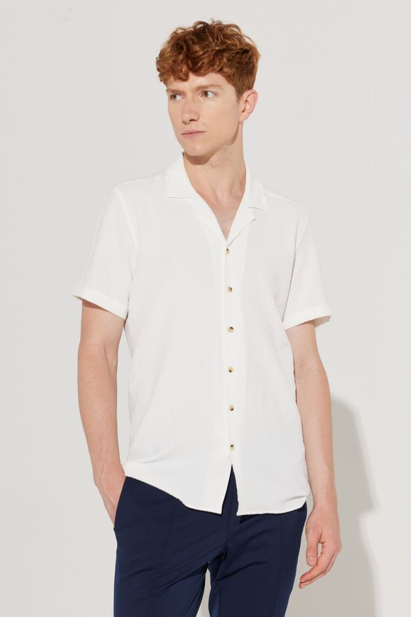 ALTINYILDIZ CLASSICS ALTINYILDIZ CLASSICS Men's White Slim Fit Slim Fit Classic Collar Short Sleeve Shirt.