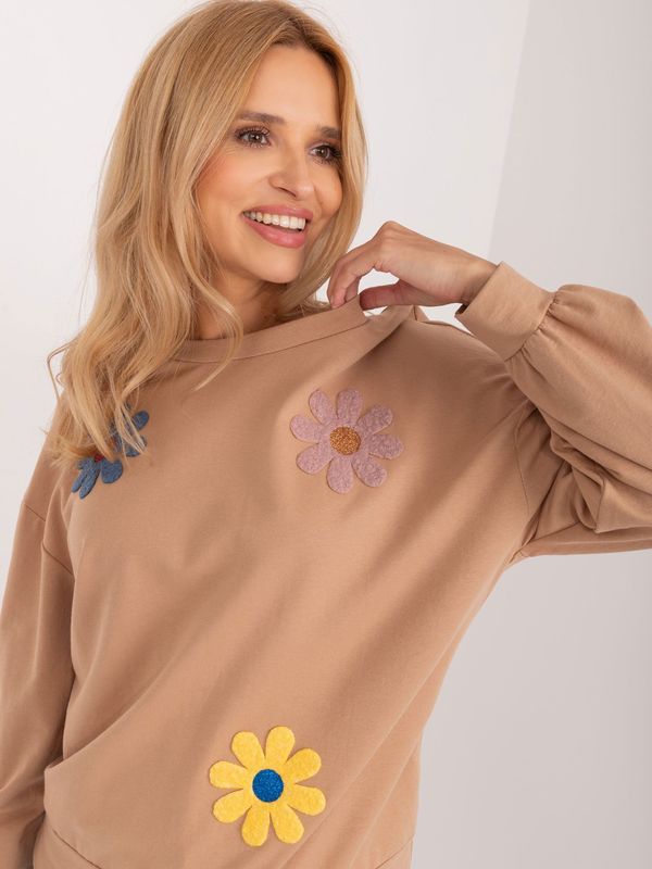 Fashionhunters Beige hoodless sweatshirt with flowers