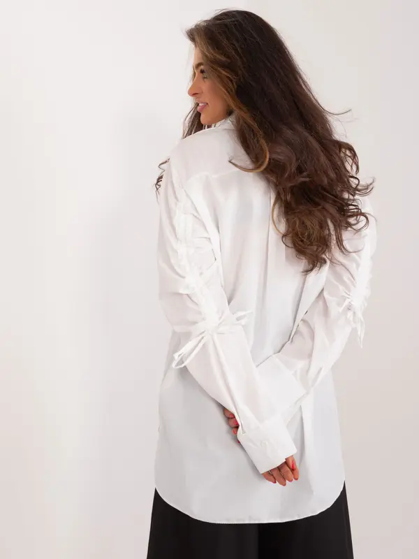 LAKERTA Bela ženska srajca z okrasnimi detajli