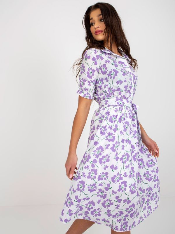 Fashionhunters Belo-vijolična cvetlična midi obleka s pasom