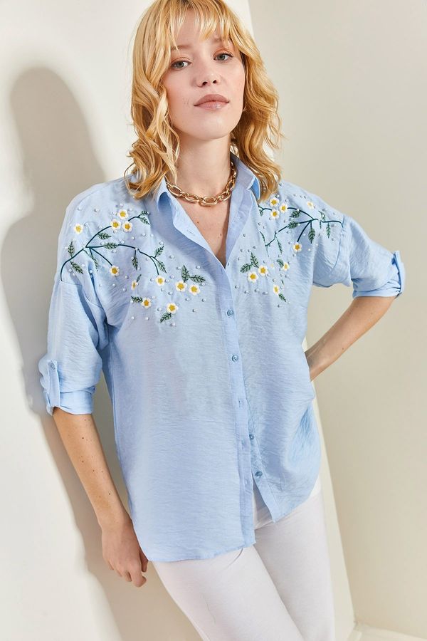 Bianco Lucci Bianco Lucci Women's Daisy Embroidered Sleeve Fold Ayrobin Linen Shirt