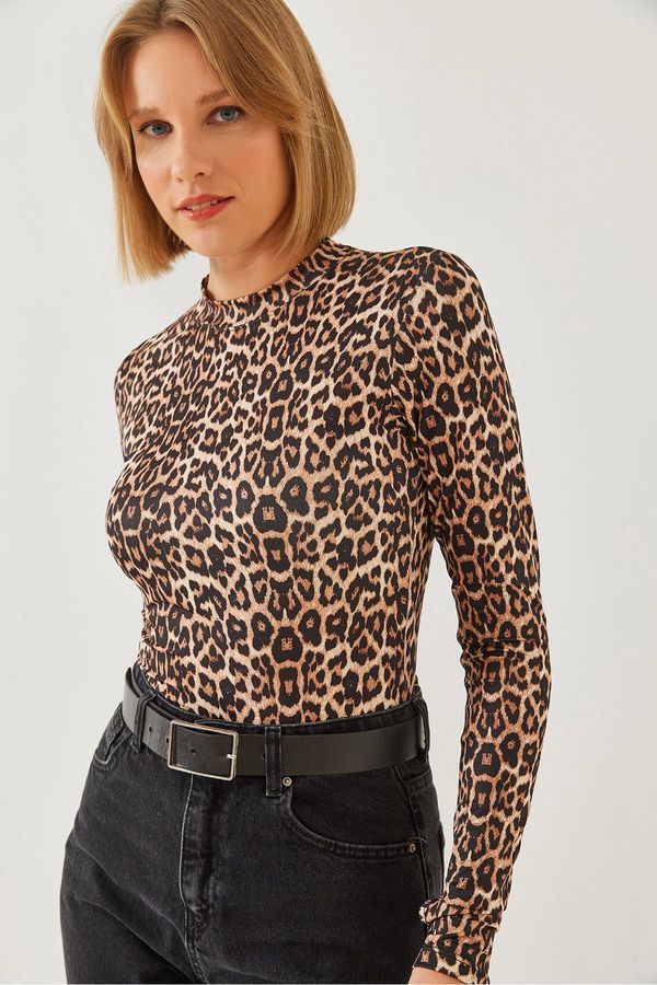 Bianco Lucci Bianco Lucci Women's Finger-Strapped Micro-Digital Leopard Patterned Blouse 0173