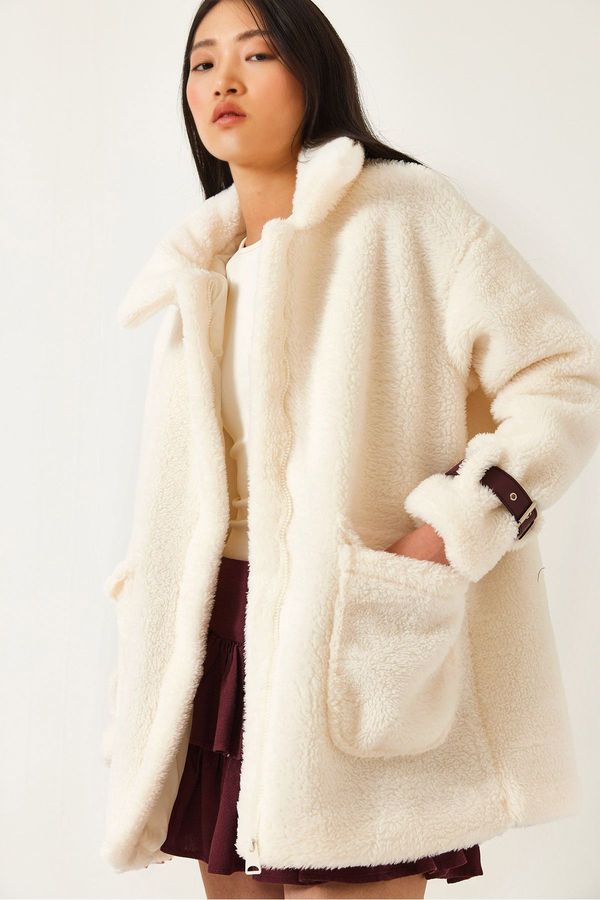 Bianco Lucci Bianco Lucci Women's Sleeves Belt Detailed Lined Plush Coat 5206