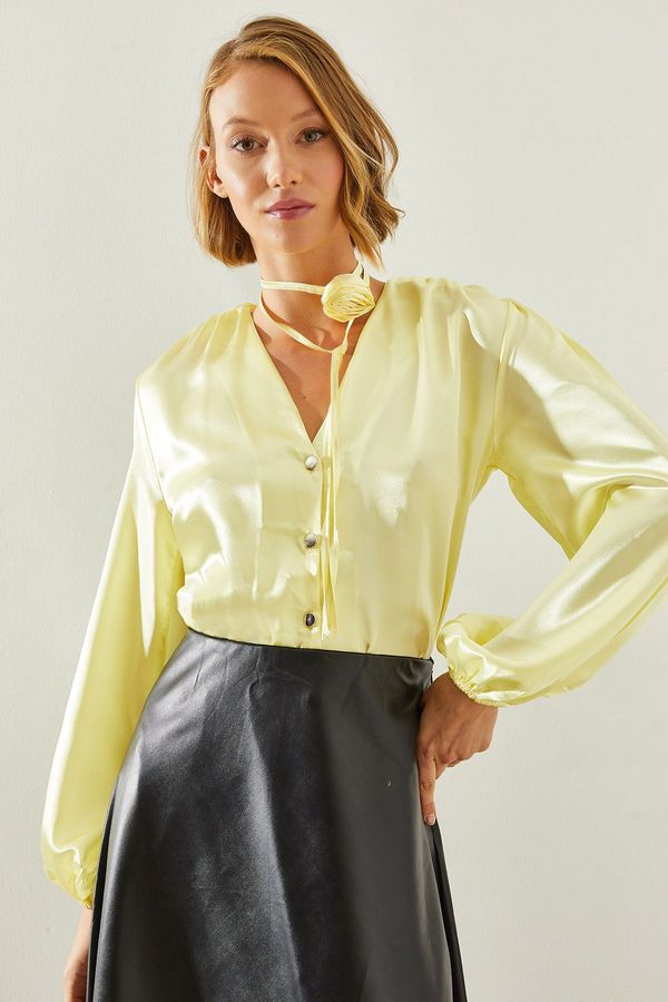 Bianco Lucci Bianco Lucci Women's V-Neck Shoulder Pleated Floral Accessory Satin Shirt 2310